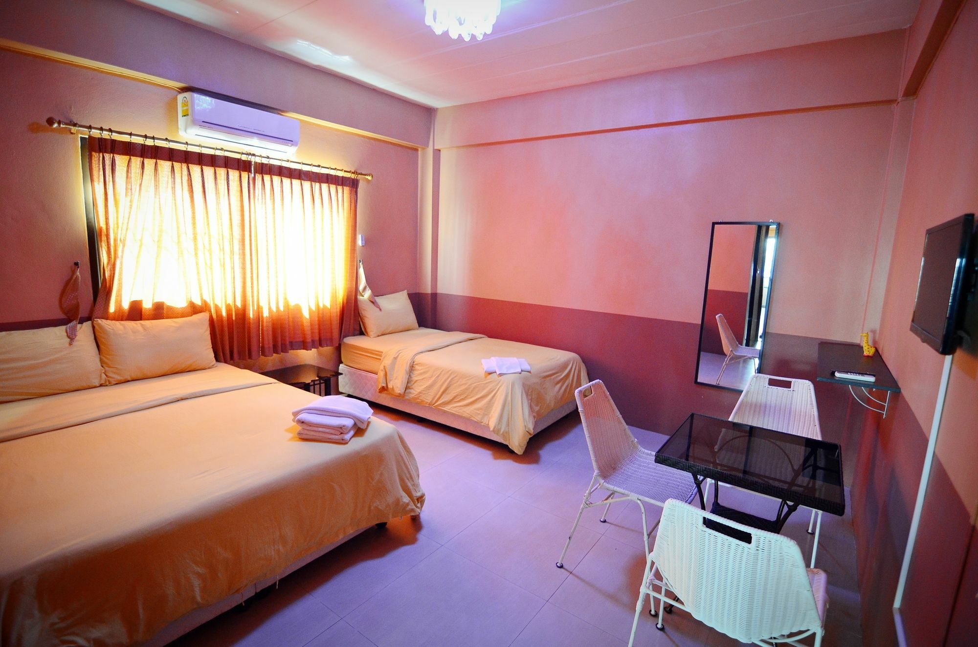 The Famous House - Jomtien Ξενοδοχείο Εξωτερικό φωτογραφία