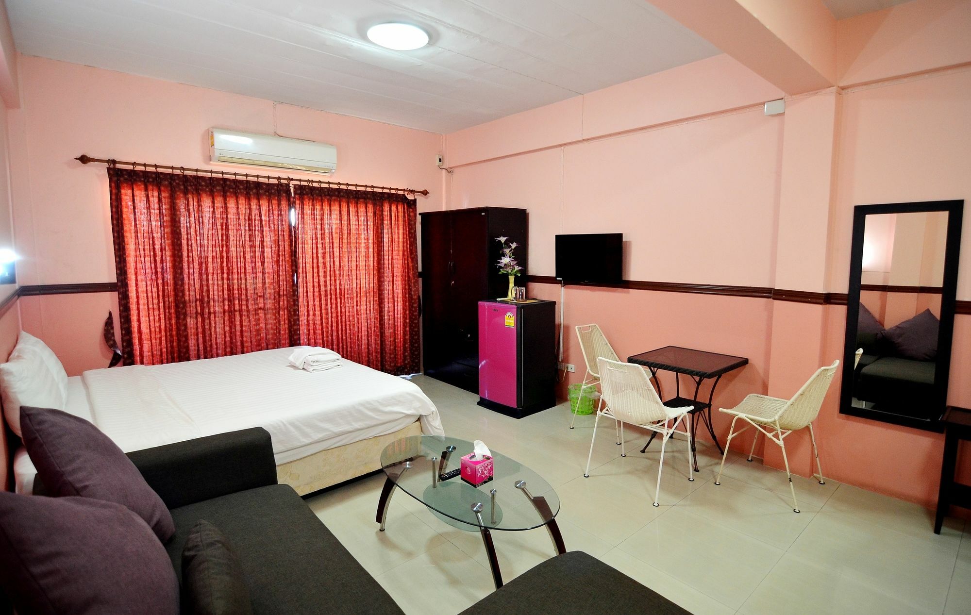 The Famous House - Jomtien Ξενοδοχείο Εξωτερικό φωτογραφία